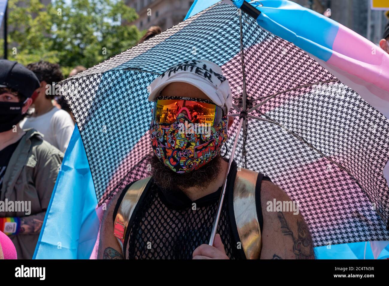 NEW York, NY - 28 GIUGNO 2020: Un evento per celebrare la parata annuale dell'orgoglio gay che è stata annullata quest'anno in mezzo alla diffusione della pandemia del coronavirus. Foto Stock