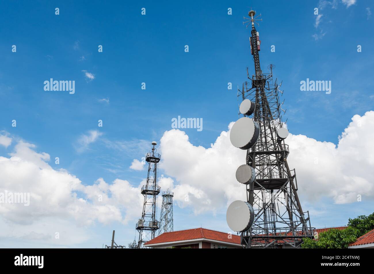 Edificio dell'antenna satellitare della torretta di segnalazione Foto Stock