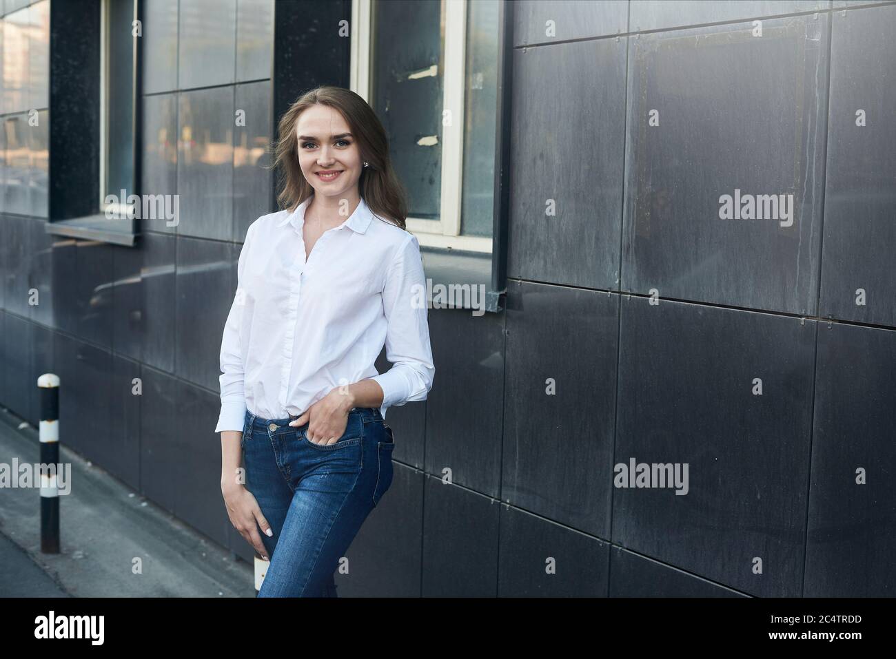 Bella e bella bionda al business center. Ritratto di primavera di una donna nel centro della città. Foto Stock