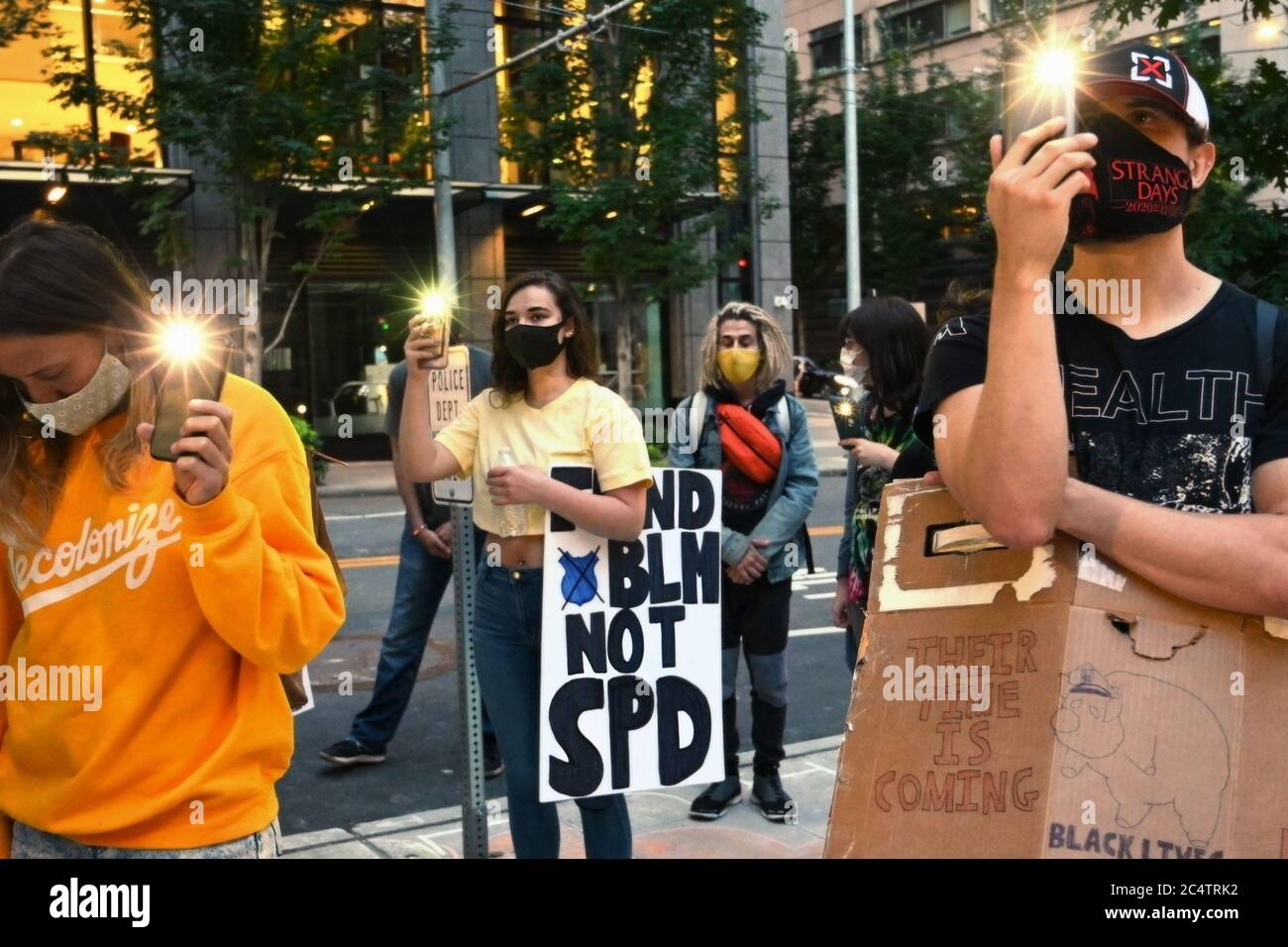 Giugno 24 2020. Seattle, Washington. I manifestanti BLM di CHAZ stanno tenendo dei cartelli, degli smartphone lampeggianti e piangendo le vite della violenza, indossando il fa Foto Stock