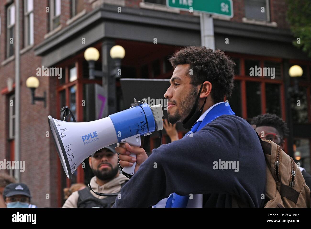 Seattle WA, giugno 24 2020. Un uomo sta usando il megafono per parlare con i manifestanti BLM a Capitol Hill, Seattle. Foto Stock
