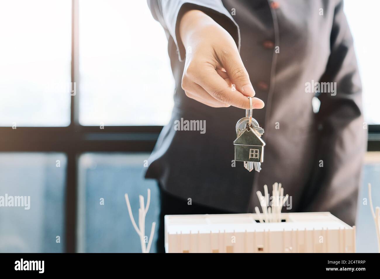 Agente immobiliare che consegna la chiave della casa per il cliente Foto Stock