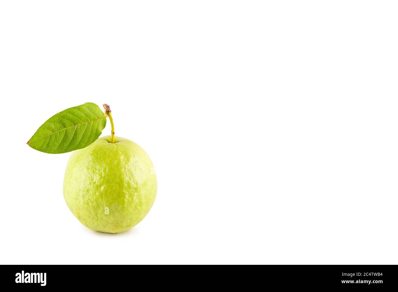 guava è frutti tropicali su sfondo bianco frutta agricoltura cibo isolato Foto Stock