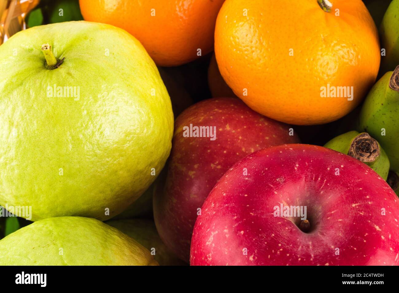 Assortimento di frutti esotici ( guava e arancia e mela rossa) su cibo frutta di fondo salute Foto Stock