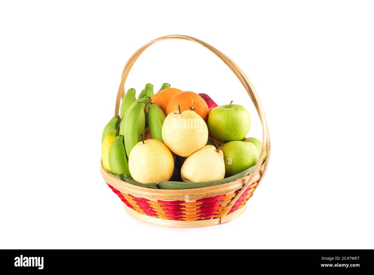 Composizione frutta fresca assortita come arancia, pera cinese, banana, mela rossa e applein verde cesto di bambu vimini su frutta bianca di fondo He Foto Stock