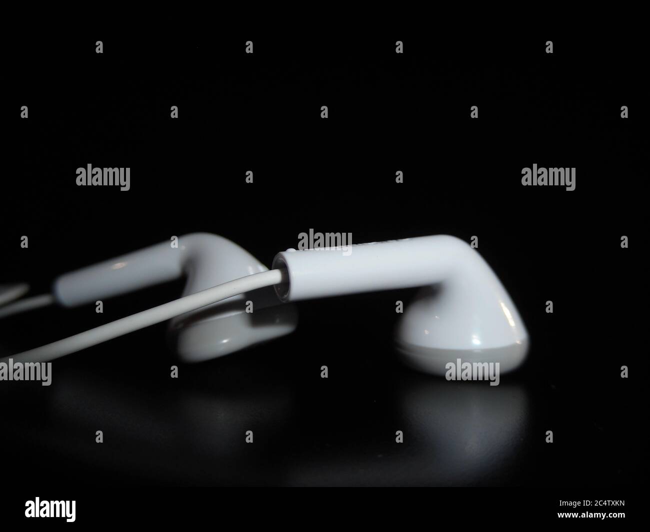 isolamento degli auricolari su sfondo nero. Foto Stock