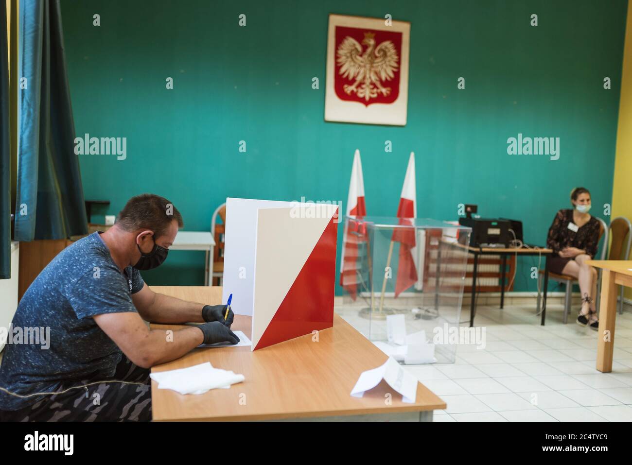 SINAWA, POLONIA - 28 GIUGNO 2020: L'elettore durante le elezioni per il presidente della Polonia. Foto Stock