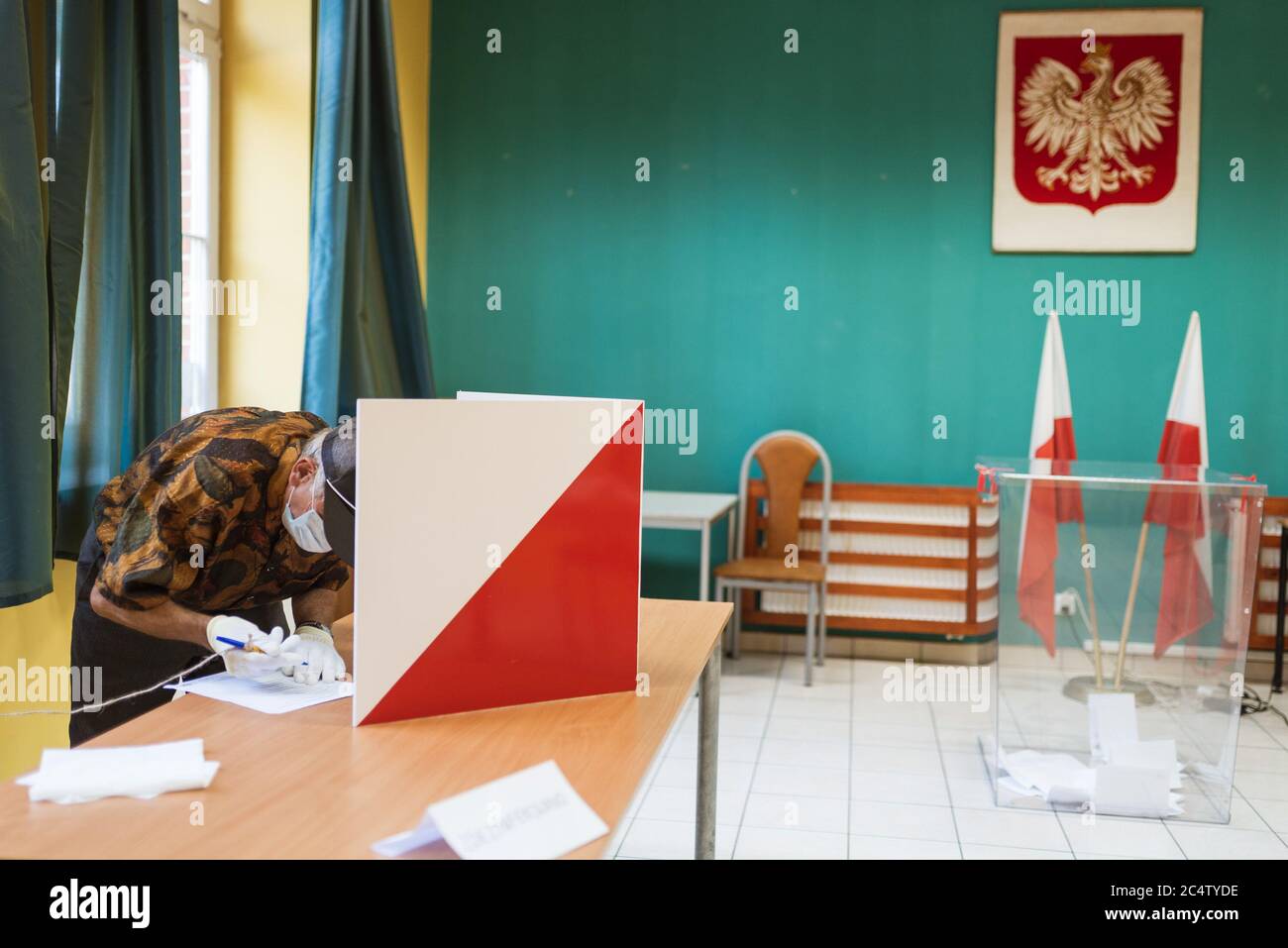 SINAWA, POLONIA - 28 GIUGNO 2020: L'elettore durante le elezioni per il presidente della Polonia. Foto Stock