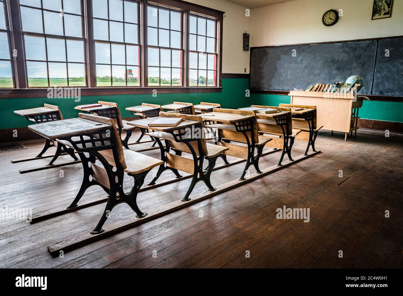 Leader, SK/Canada - 19 giugno 2020: L'interno di una vecchia scuola rurale a una stanza nelle praterie vicino a leader, Saskatchewan Foto Stock