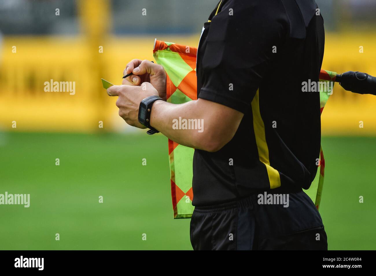 Calcio arbitro di side-deline che scrive carta gialla. Foto Stock