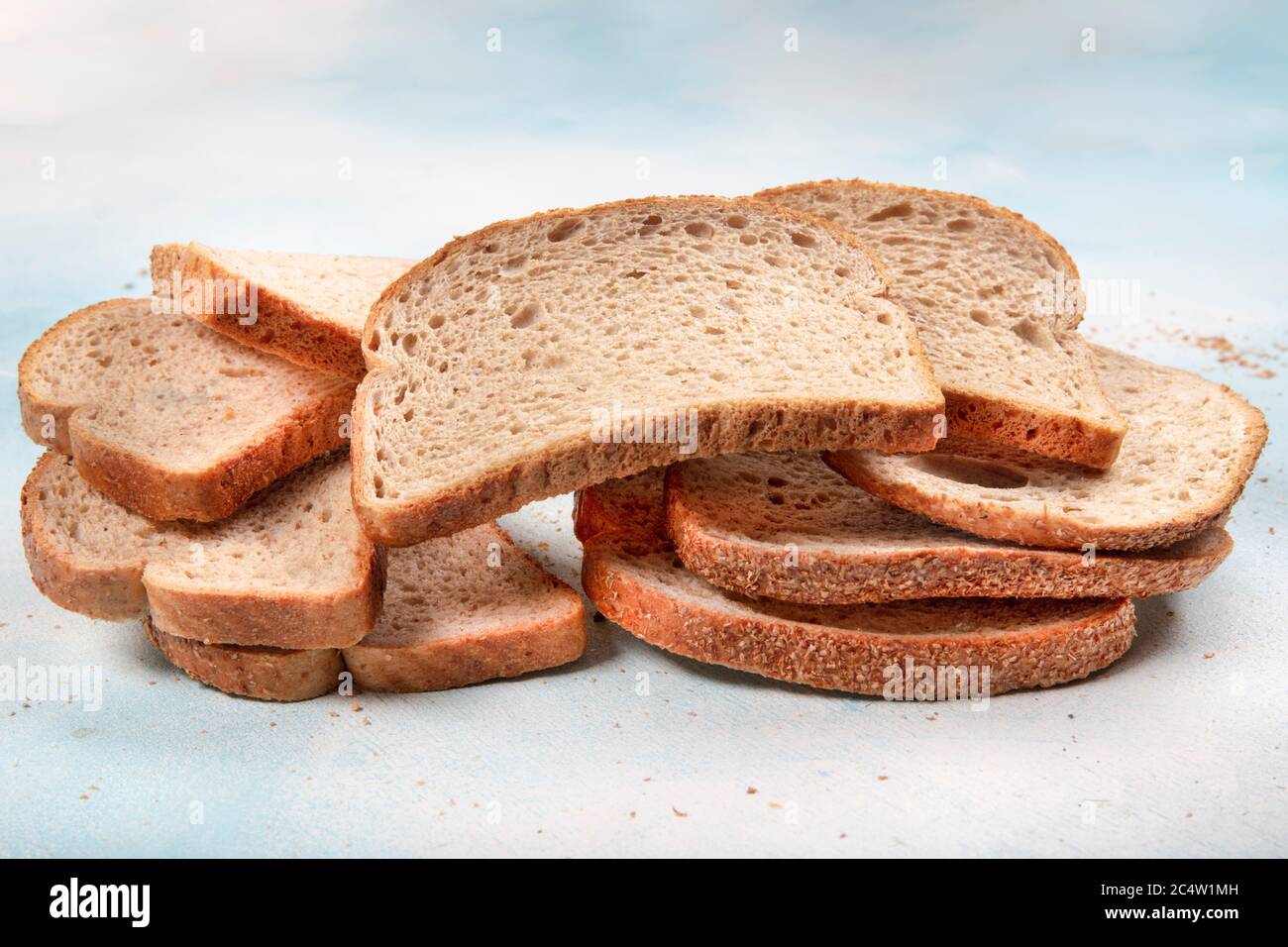 Macrofotografia di muffa verde su un pane raffermo. Superficie di pane ammuffito. Pane guastato con muffa. Fungo ammuffito su pane marcio. Vista dall'alto. Foto Stock