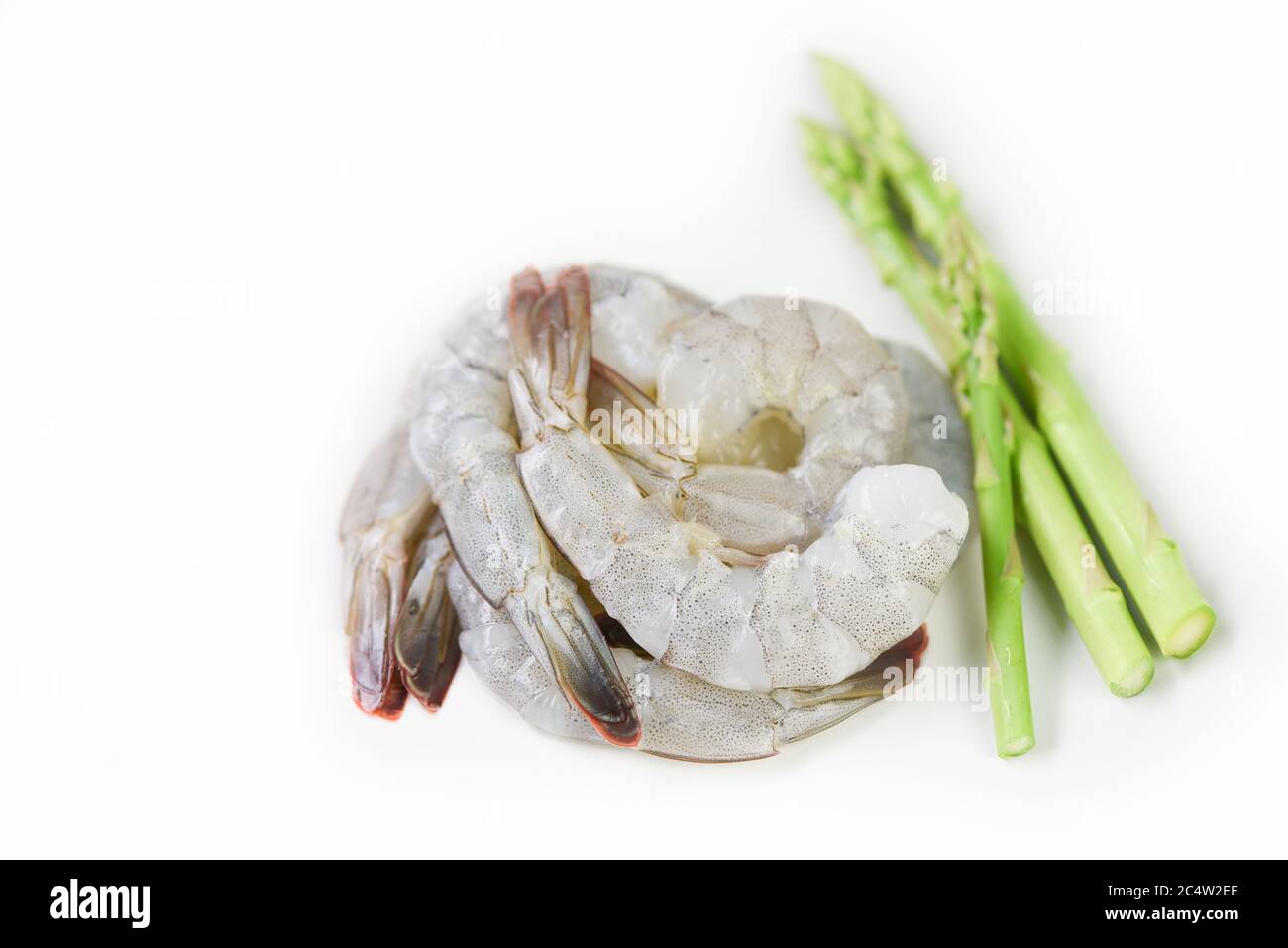 Asparagus Shrimp Seafood / Fresh raw shrimps prawns with green asparagus on white background Foto Stock