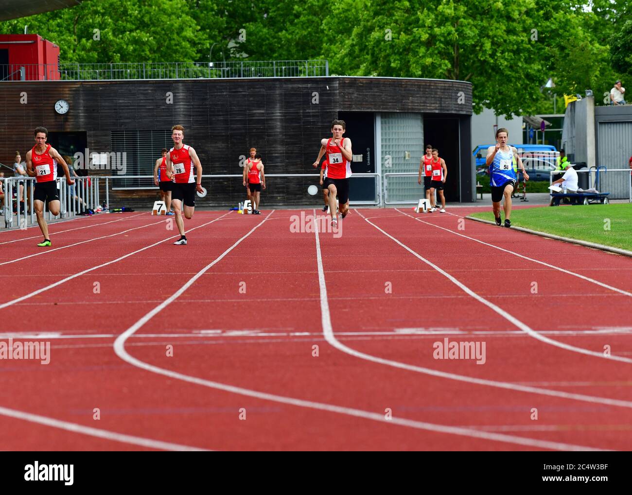 Corona distanza, 100m atletica, corsa, da sinistra Tobias Gehrig (LGR KA), Josef Hermann (LGR KA), Maximilian Koehler (LGR KA), Philipp Griess (TSV Reichenbach) GES/Athletics/Corona Sportfest LGR Karlsruhe, 28.06.2020, 28.06 .2020 | utilizzo in tutto il mondo Foto Stock