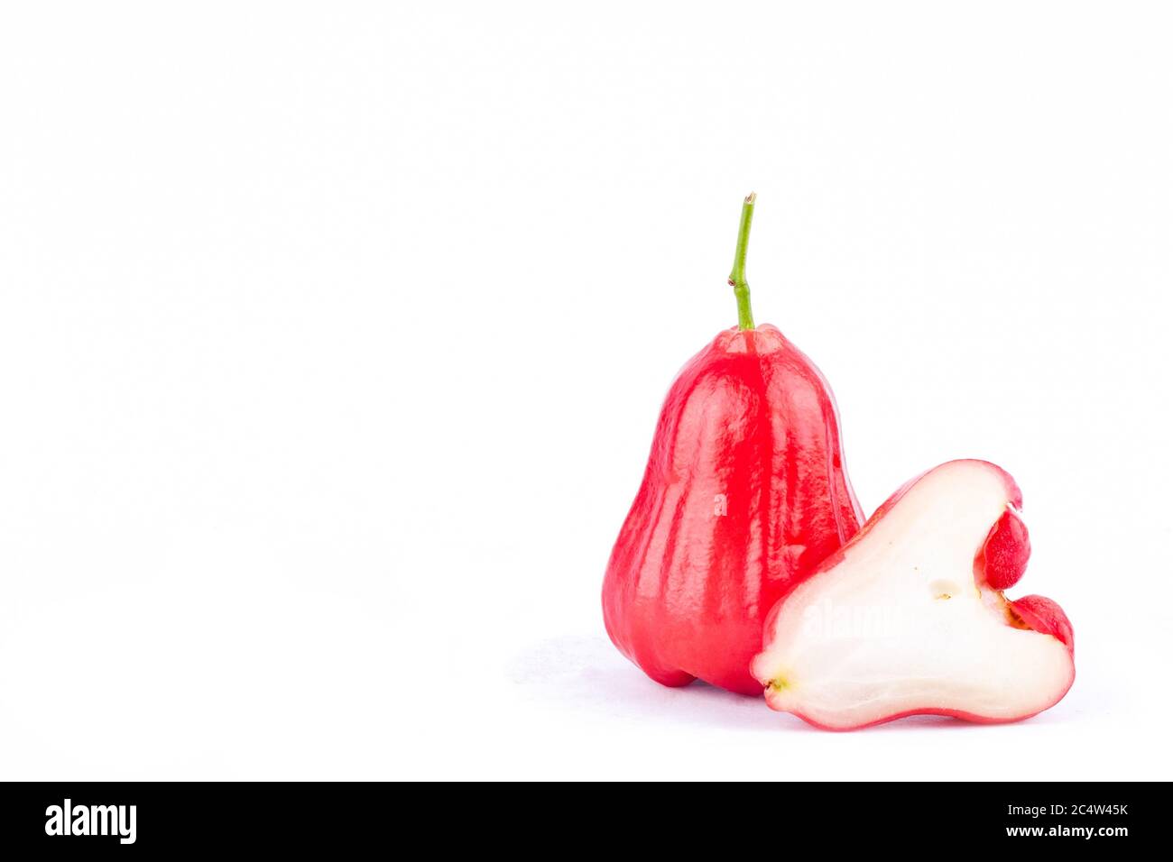 mezzo rosa mela e acqua mele su sfondo bianco sano rosa mela frutta isolato Foto Stock