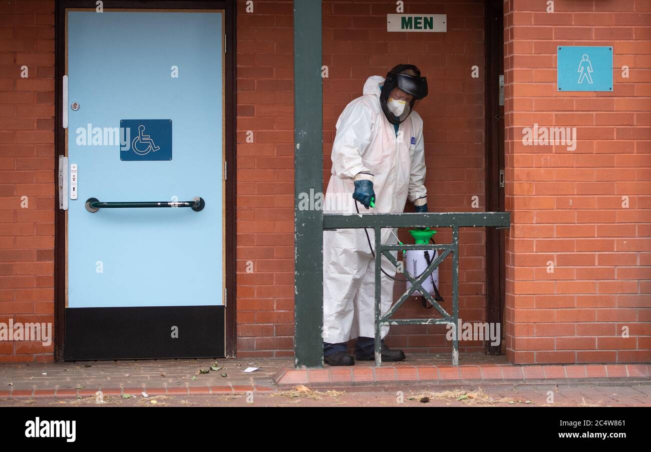Un lavoratore del Leicesrer City Council disinfetta i bagni pubblici a Leicester, poiché la città può essere la prima sede del Regno Unito ad essere sottoposta a un blocco locale dopo un picco nei casi di coronavirus. Foto Stock