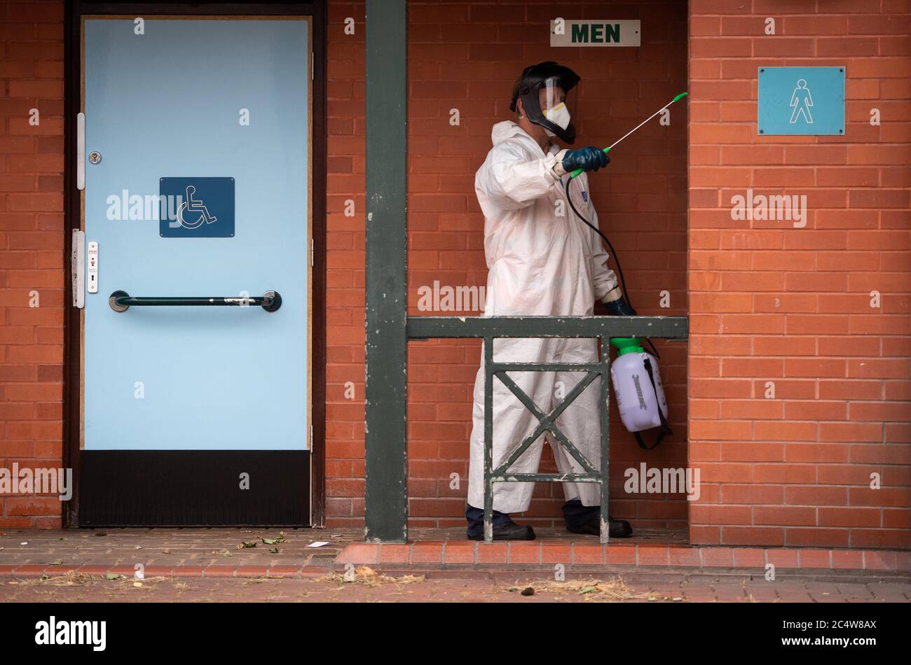 Un lavoratore del Leicester City Council disinfetta i bagni pubblici a Leicester, in quanto la città può essere la prima sede del Regno Unito ad essere sottoposta a un blocco locale dopo un picco nei casi di coronavirus. Foto Stock