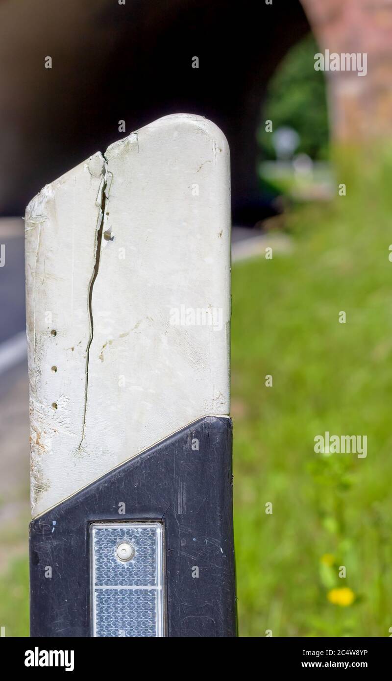 catarifrangente di un montante difettoso, con spaccatura lunga Foto Stock