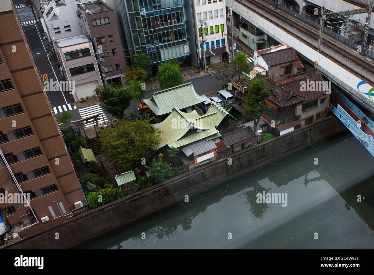 Un fiume che passa attraverso Akihabara a Tokyo, Giappone, insieme ad edifici, templi e binari ferroviari. Foto Stock