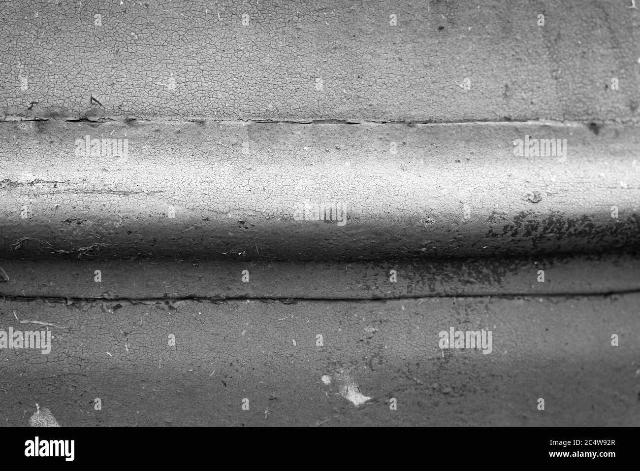 Immagine in bianco e nero di Texture di un vecchio barile di metallo arrugginito. Foglio di metallo arrugginito. Sfondo metallico. Ruggine. Foto Stock