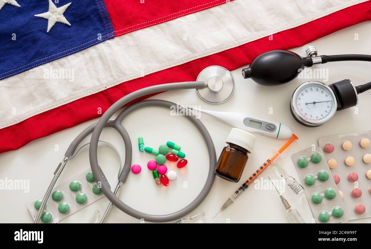 USA sanità. Apparecchiature mediche, medicinali e bandiera degli Stati Uniti d'America, vista dall'alto. Farmacologia americana, concetto farmaceutico Foto Stock