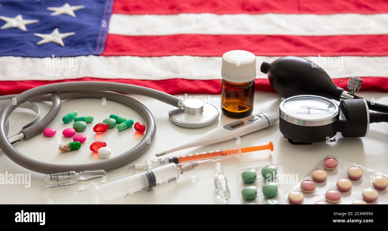 USA sanità. Apparecchiature mediche, medicina e bandiera degli Stati Uniti d'America, vista della closeup. Farmacologia americana, concetto farmaceutico Foto Stock