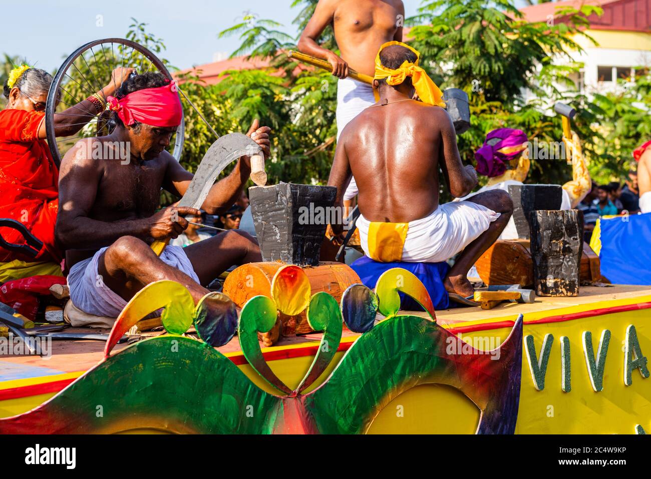 GOA, INDIA - 23 febbraio 2020: Margao, Goa/India - 23 2020 febbraio: Galleggianti e personaggi in mostra durante le celebrazioni del Carnevale a Goa, India Foto Stock GOA, INDIA - 23 febbraio 2020: Margao, Goa/India - 23 2020 febbraio: Galleggianti e personaggi in mostra durante le celebrazioni del Carnevale a Goa, India Foto Stock