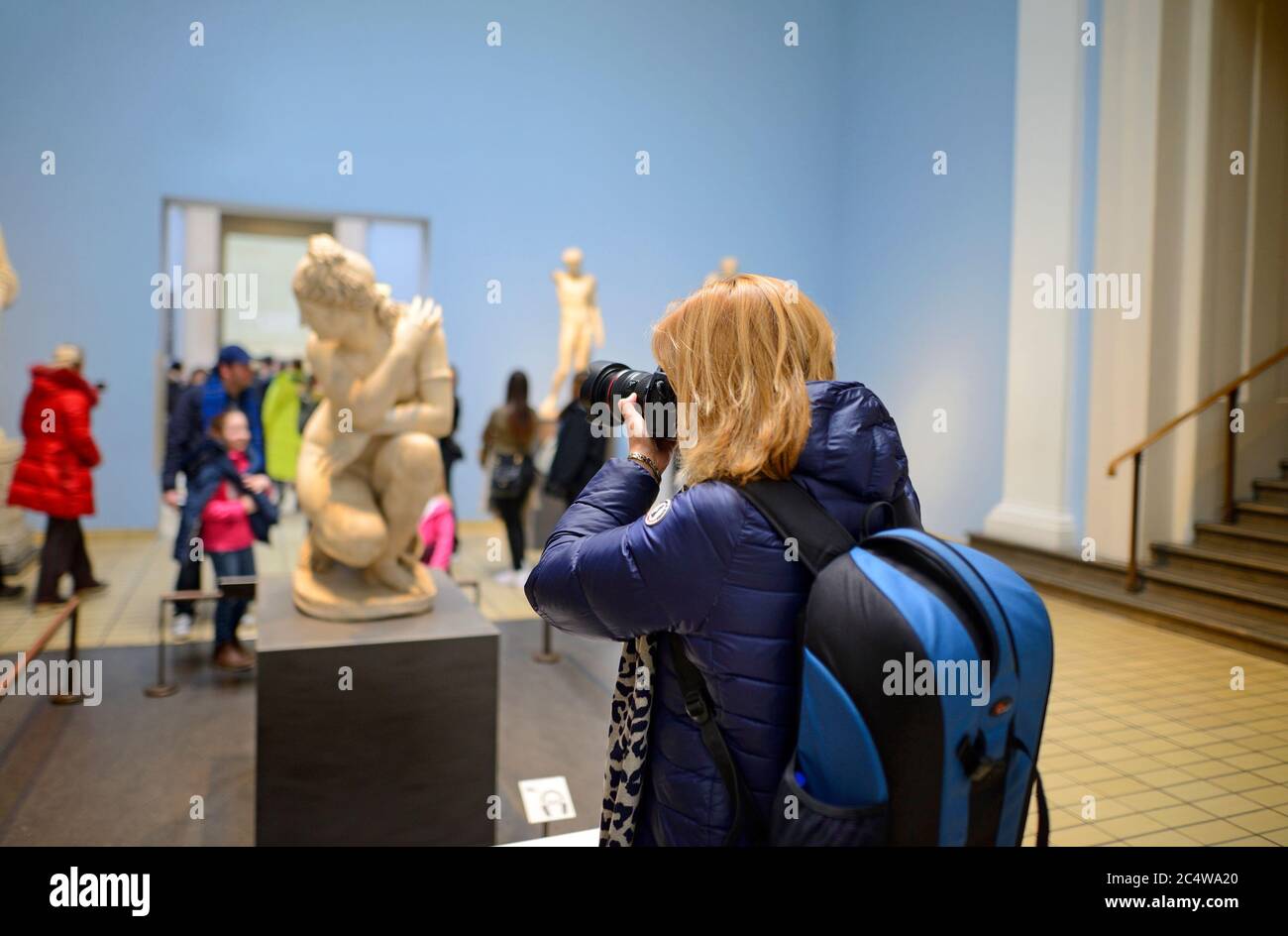 Londra, Inghilterra, Regno Unito. British Museum, Bloomsbury. Fotografo femminile che scatta una foto al British Museum di Bloomsbury Foto Stock