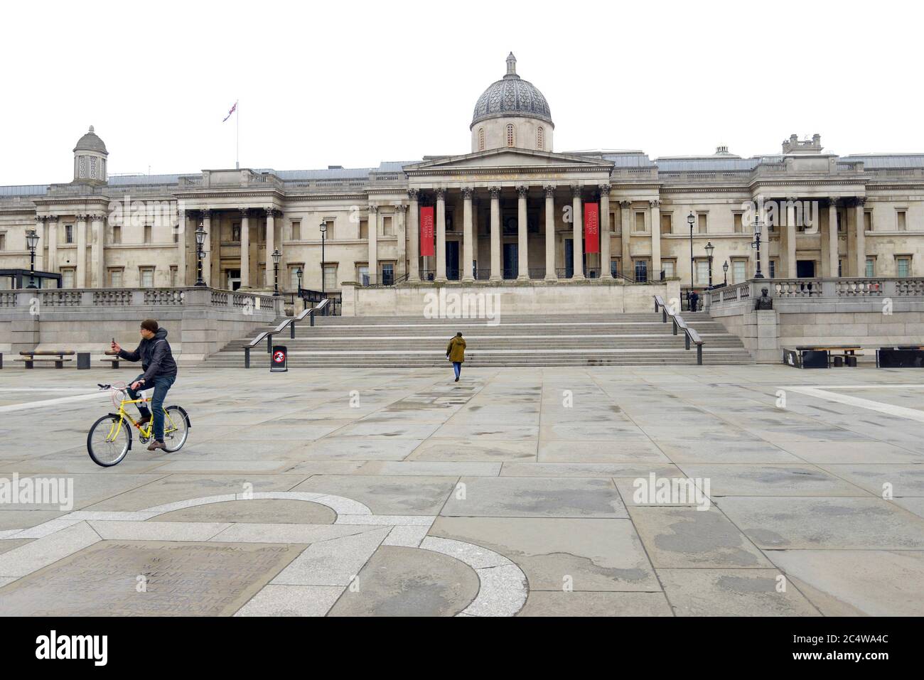 Londra, Inghilterra, Regno Unito. Trafalgar Square all'inizio della crisi del Coronavirus, marzo 2020 - ciclista che prende un selfie Foto Stock
