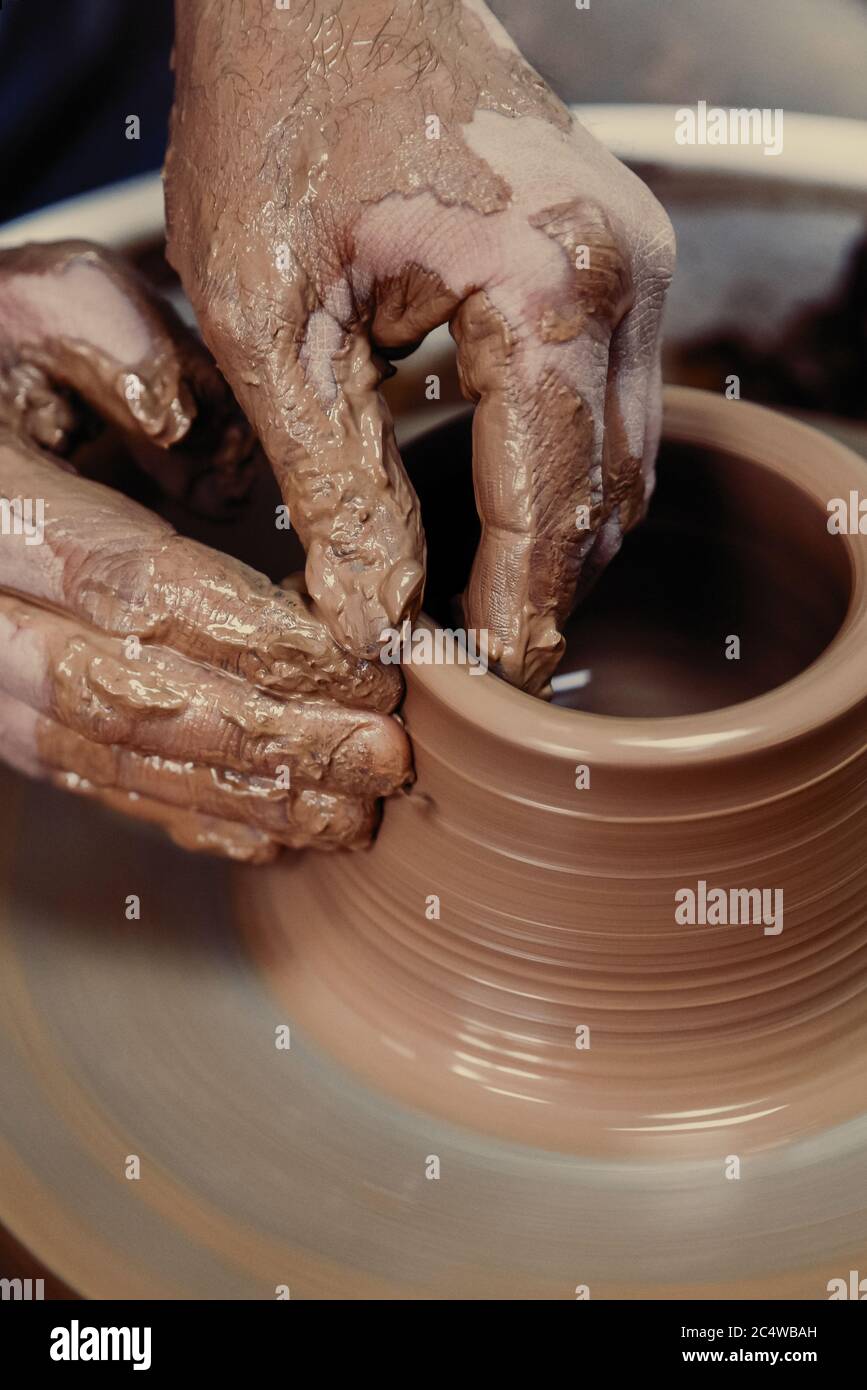 Ceramica. Il maestro alla ruota del vasaio, produce un vaso di argilla Foto Stock