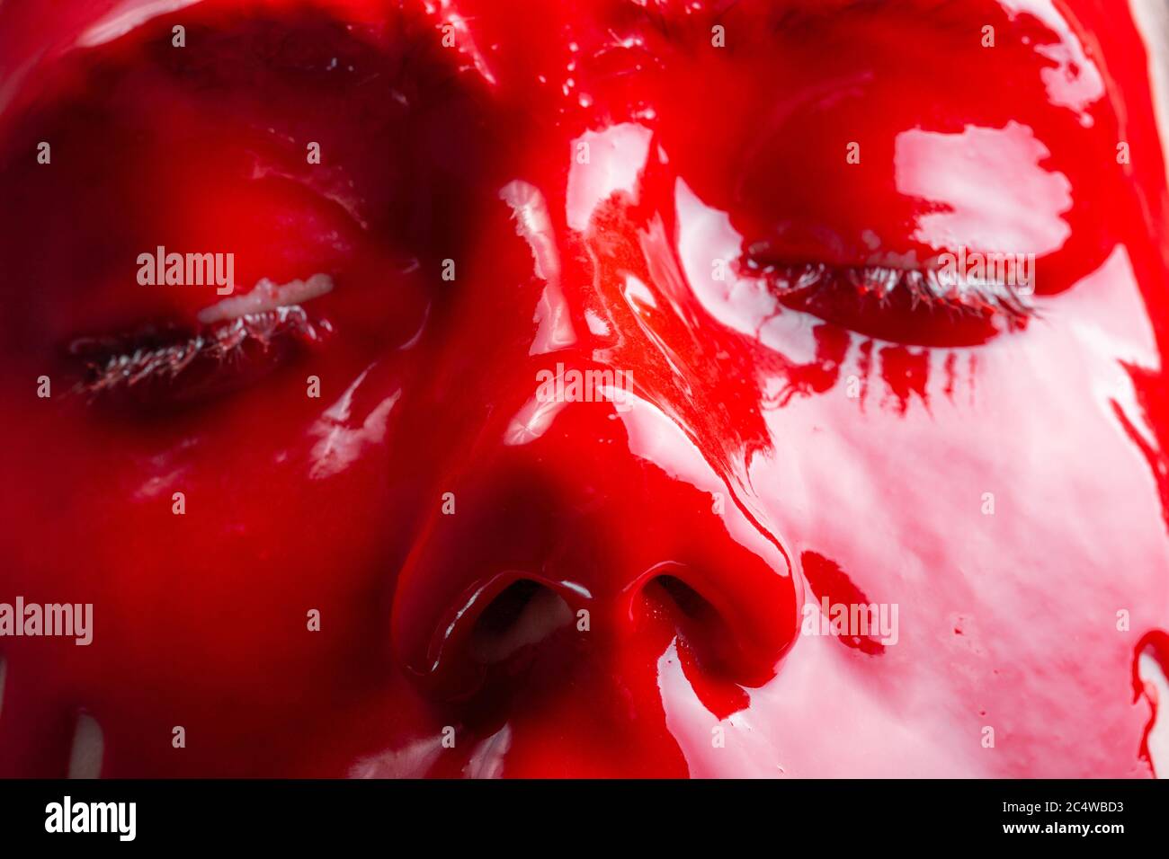 Immagine del volto di una femmina con vernice rossa a diffusione Foto Stock
