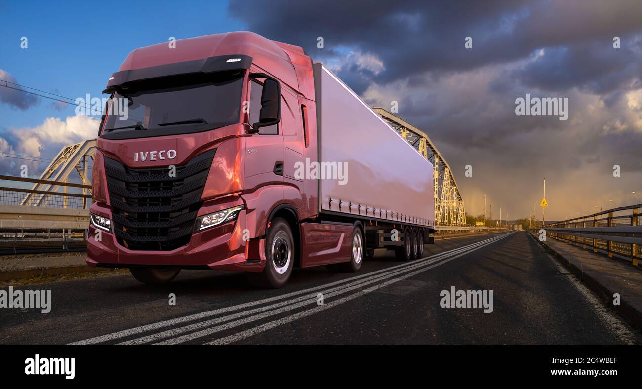 Nuovo trattore IVECO S-WAY su strada al tramonto Foto Stock