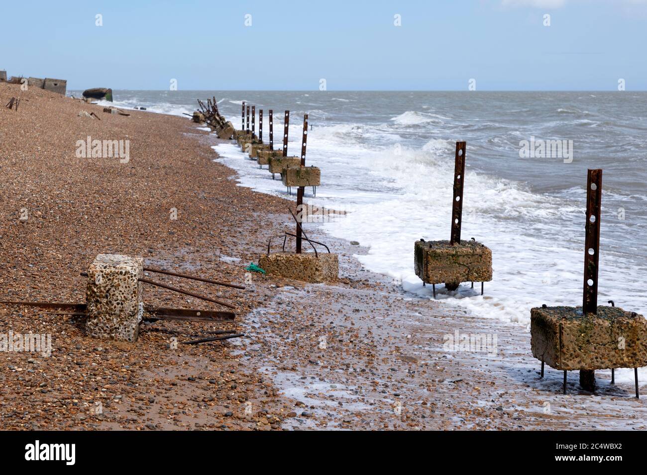 Resti di vecchie difese costiere in tempo di guerra 1940 anti-invasione strutture militari, Bawdsey, Suffolk, Inghilterra, Regno Unito Foto Stock