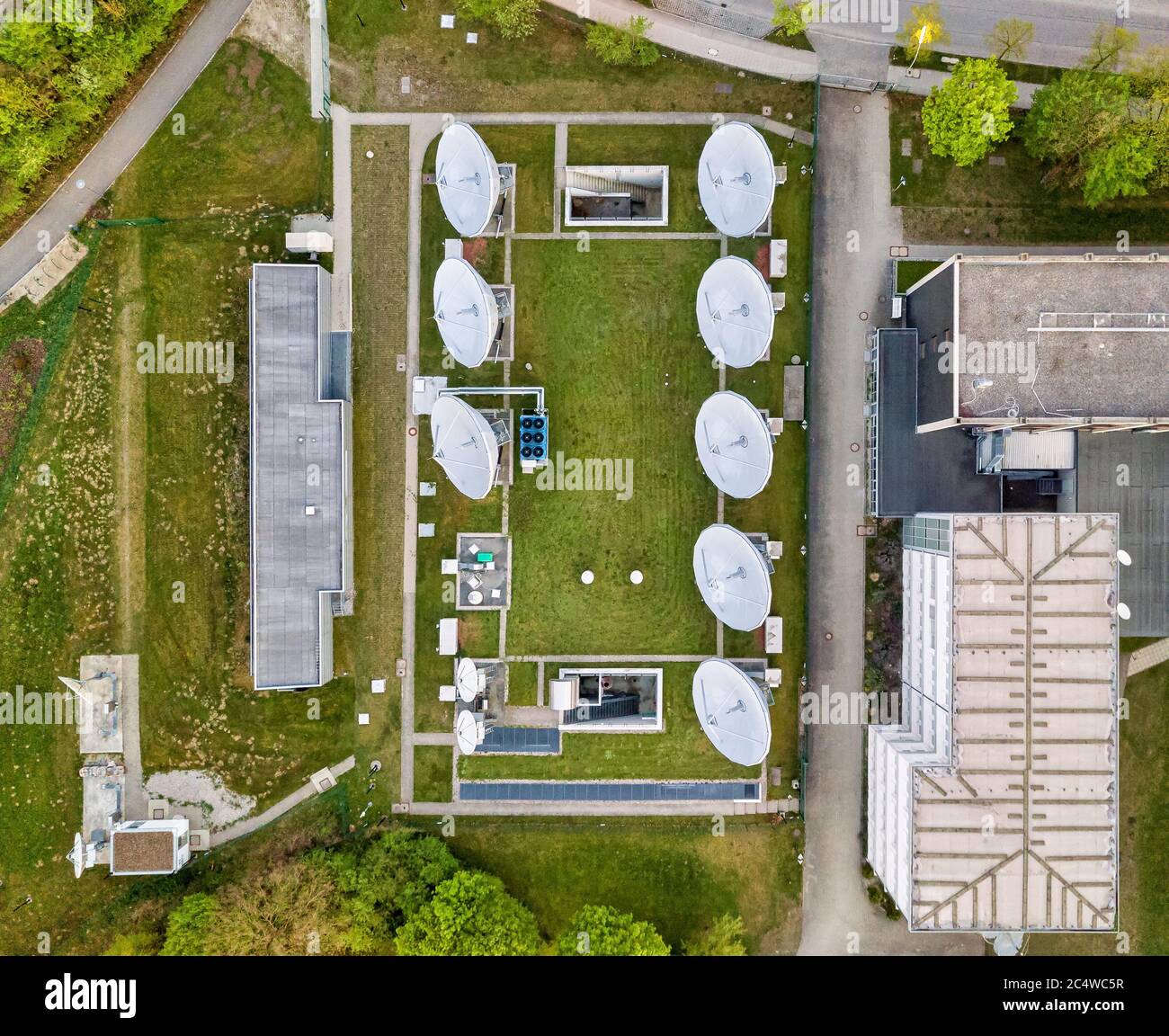 Vista dall'alto dal drone del piatto satellite, comunicazione satellitare e antenna parabolica satellitare sullo sfondo della città di giorno Plains - Torre per telecomunicazioni Foto Stock