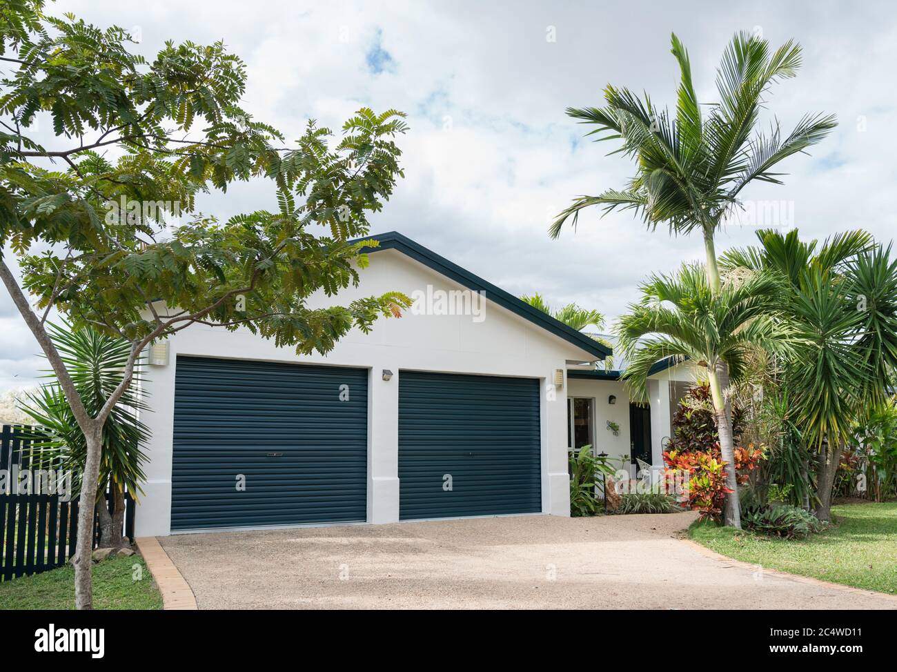 Casa recentemente dipinta con doppio garage e giardino tropicale nel Queensland del Nord, Australia Foto Stock