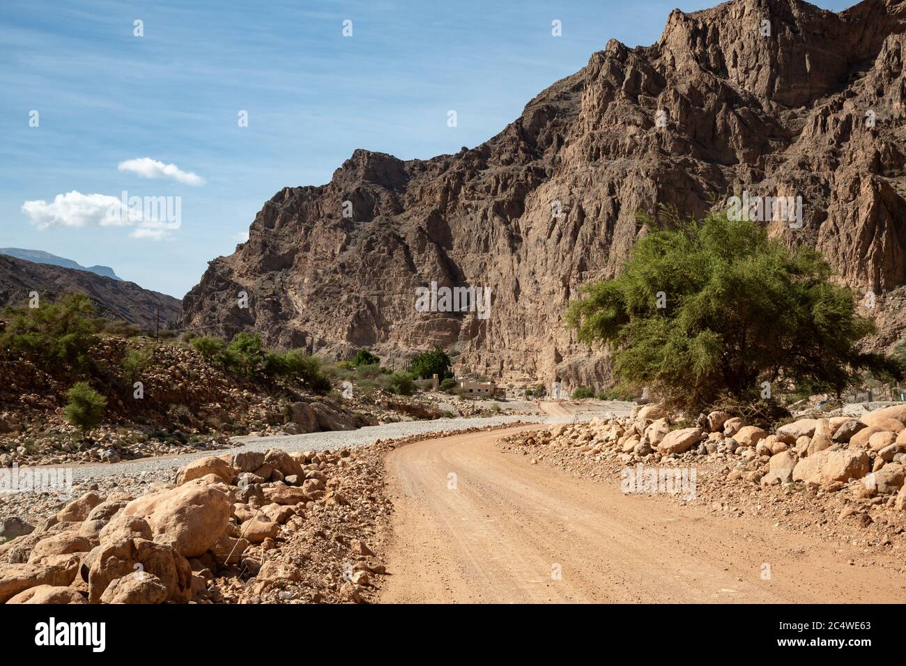 Strada ghiaia e paesaggio nel Wadi Arbiyeen di Oman Foto Stock