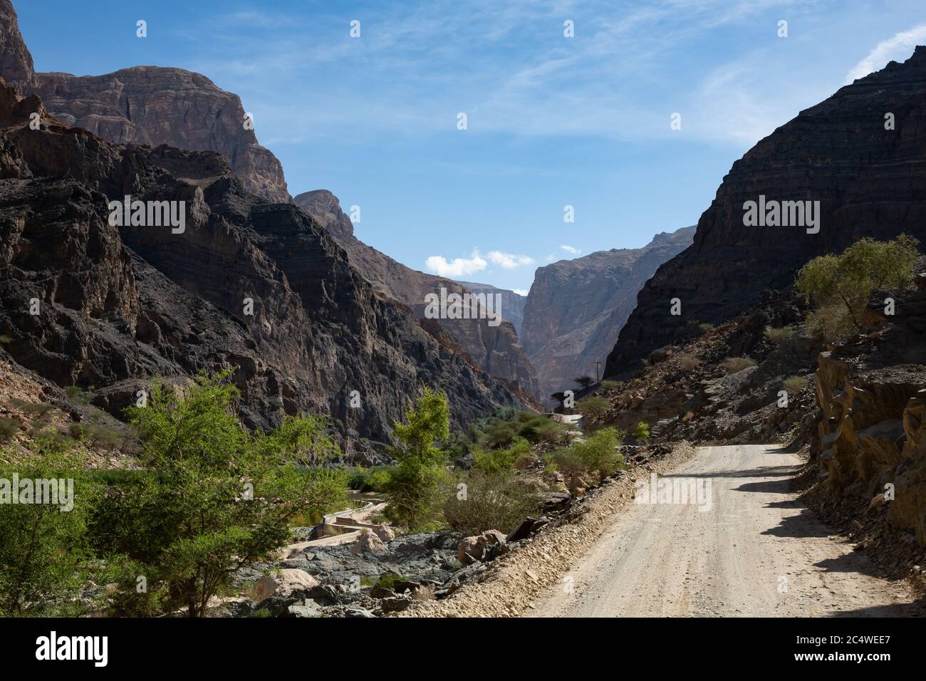 Strada ghiaiosa e paesaggio montano nel Wadi Arbiyeen di Oman Foto Stock