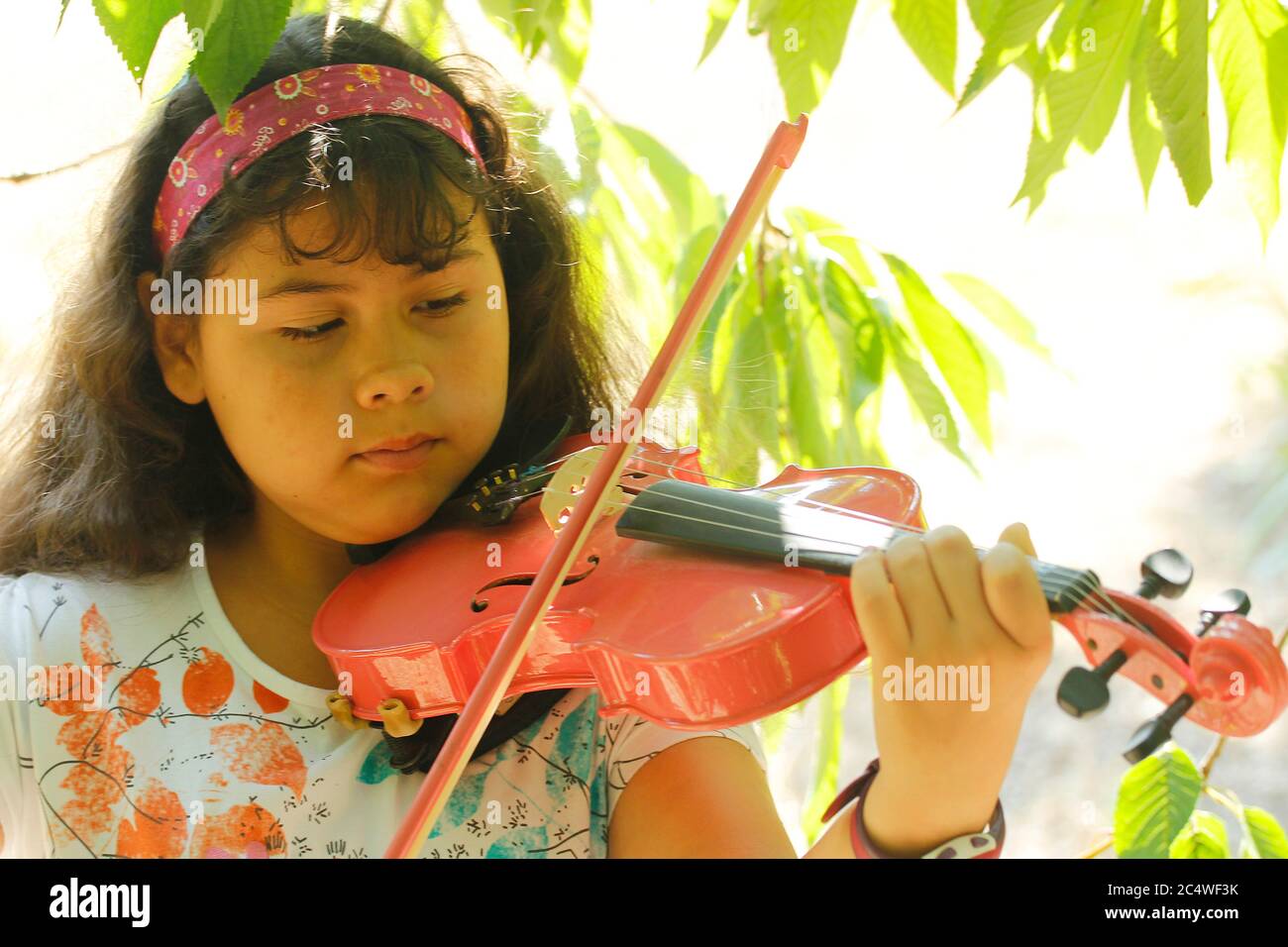 Ragazza ispanica che suona il violino. Foto Stock