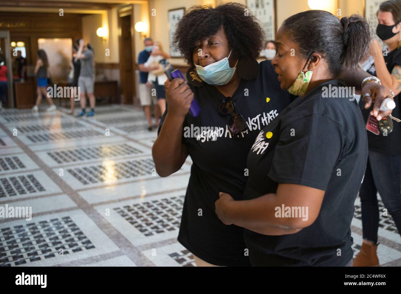 (200629) -- JACKSON, 29 giugno 2020 (Xinhua) -- si festeggia dopo il voto sul cambio della bandiera dello Stato del Mississippi a Jackson, Mississippi, Stati Uniti, il 28 giugno 2020. La Casa dello stato del Mississippi del sud degli Stati Uniti ha approvato domenica un disegno di legge per rimuovere un emblema di battaglia confederata dalla sua bandiera di stato, i media locali hanno riferito. Una commissione avrebbe progettato una nuova bandiera che non può includere il simbolo confederato ampiamente condannato come razzista, ha detto le relazioni, il nuovo progetto sarebbe andare prima degli elettori in novembre per l'approvazione. La bandiera di Stato, adottata nel 1894, quasi 30 anni dopo la fine del t Foto Stock