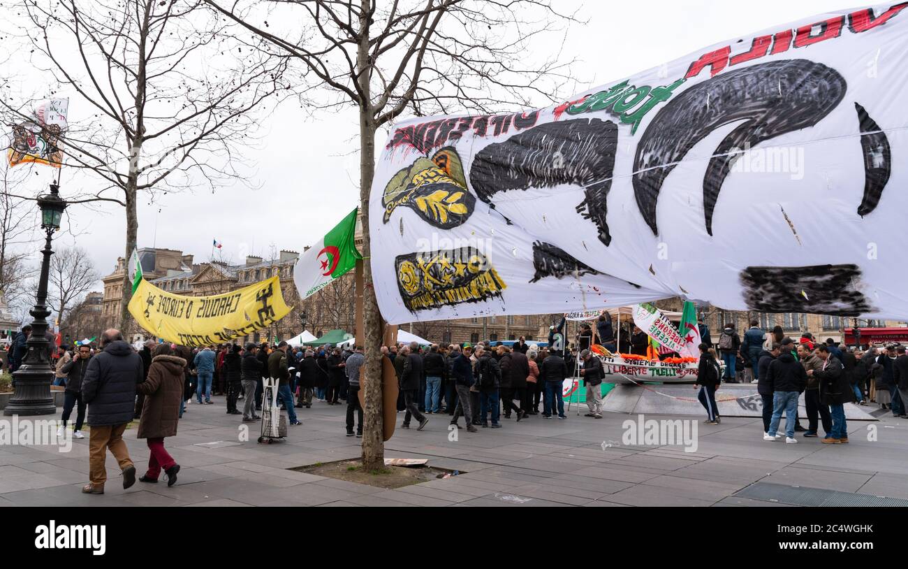 PARIGI, FRANCIA - 23 FEBBRAIO 2020: Crisi politica algerina; manifestazione del movimento Hirak; la gente sostiene libere elezioni, democrazia, diritti umani. Foto Stock