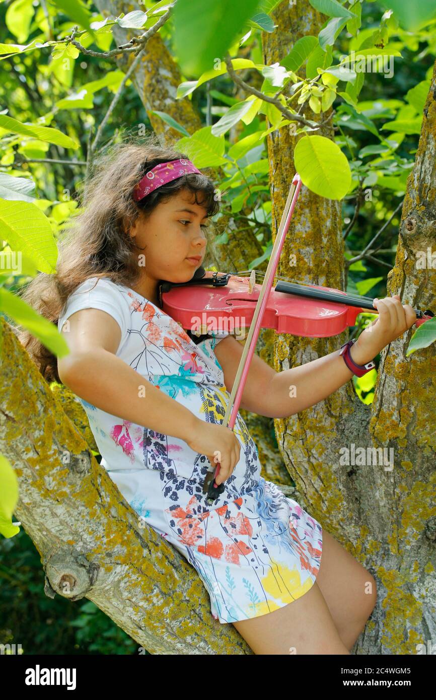 Bambino che suona il violino immagini e fotografie stock ad alta