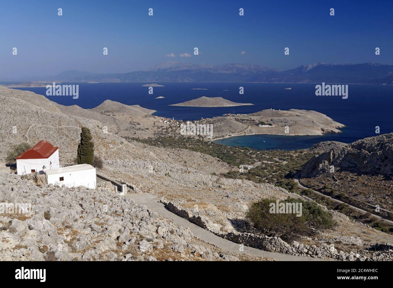 Stavros Stin monastero, in alto al suo interno montuoso di Chalki isola vicino a RODI, DODECANNESO isole, Grecia. Foto Stock