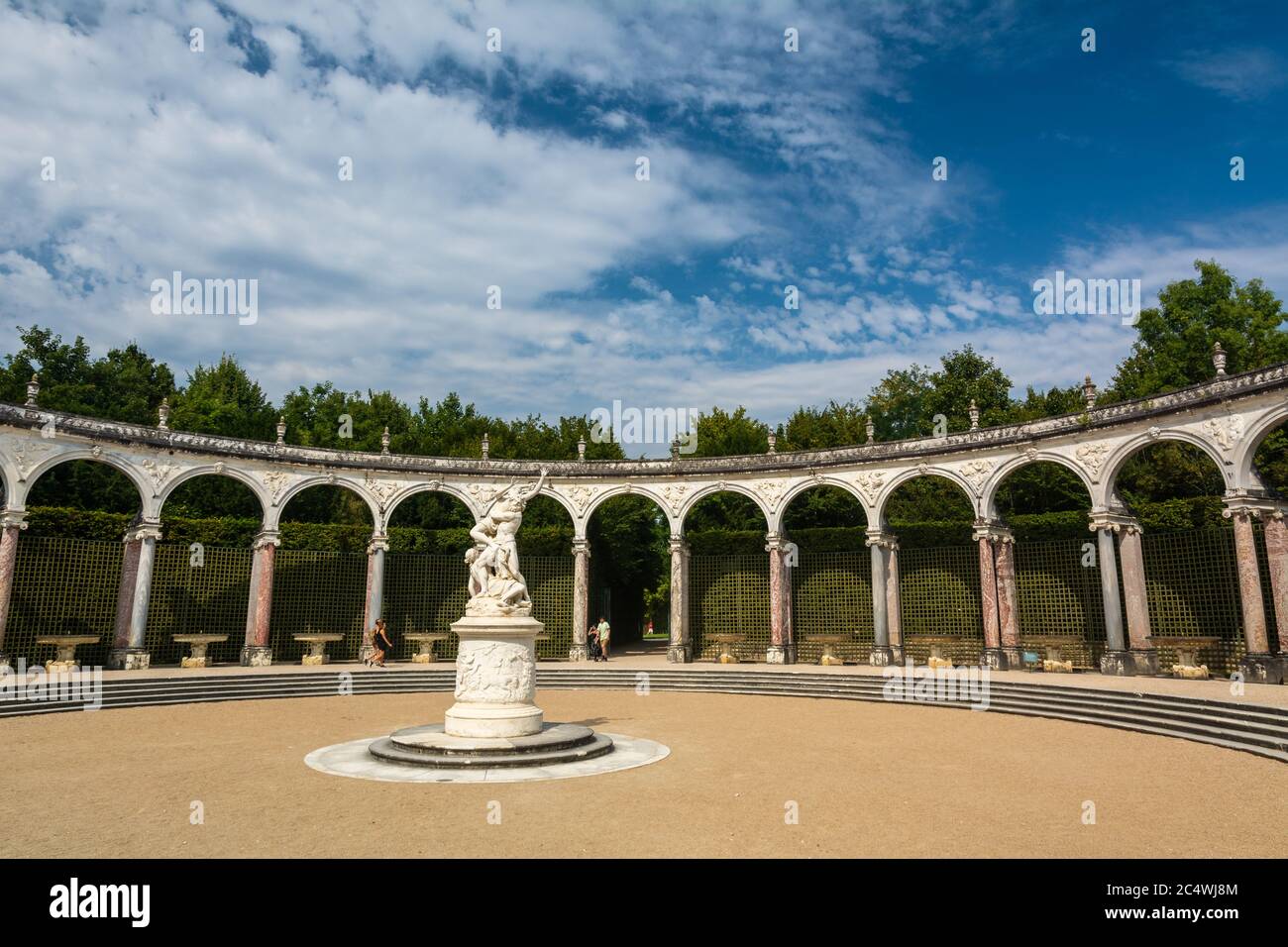 Versailles, Francia - 27 agosto 2019 : il boschetto del Colonnato e la sua statua nel Palazzo dei giardini di Versailles. Foto Stock