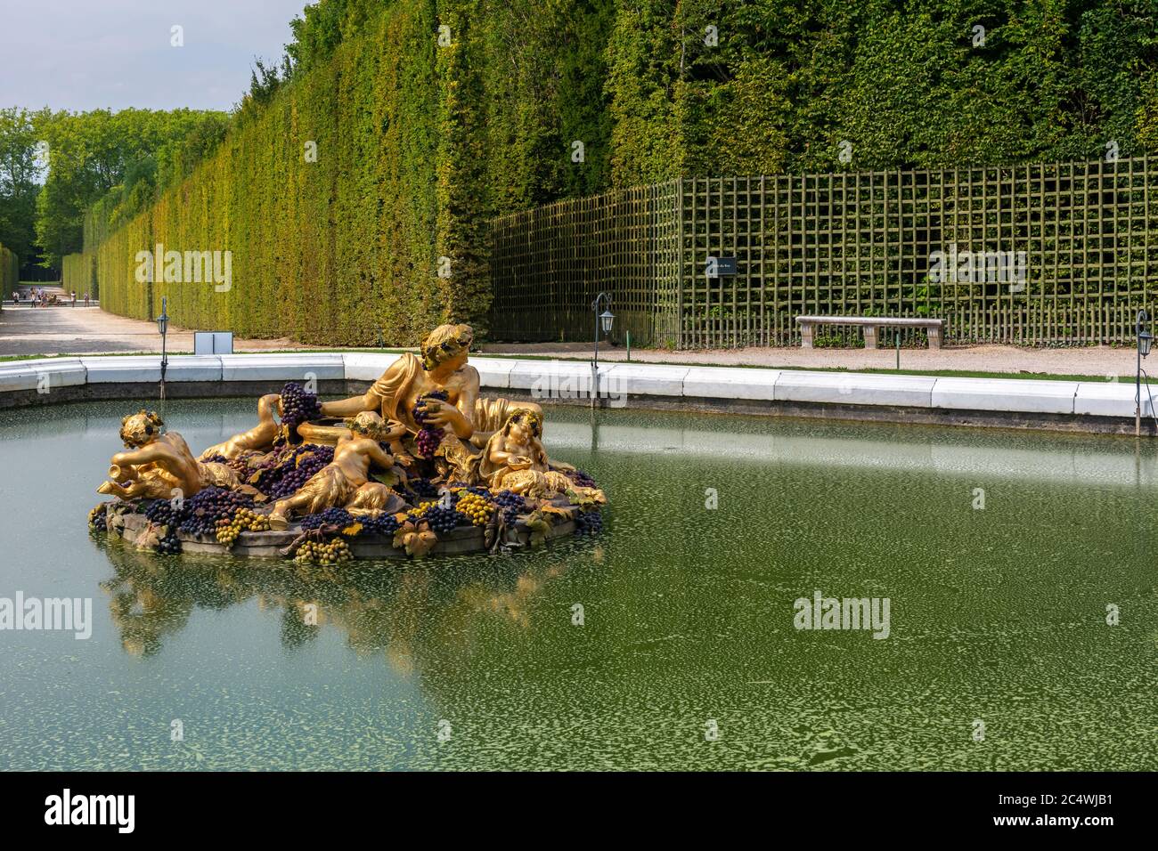 Versailles, Francia - 27 agosto 2019 : Fontana di Bacco o fontana d'autunno nei giardini del famoso palazzo di Versailles. Foto Stock