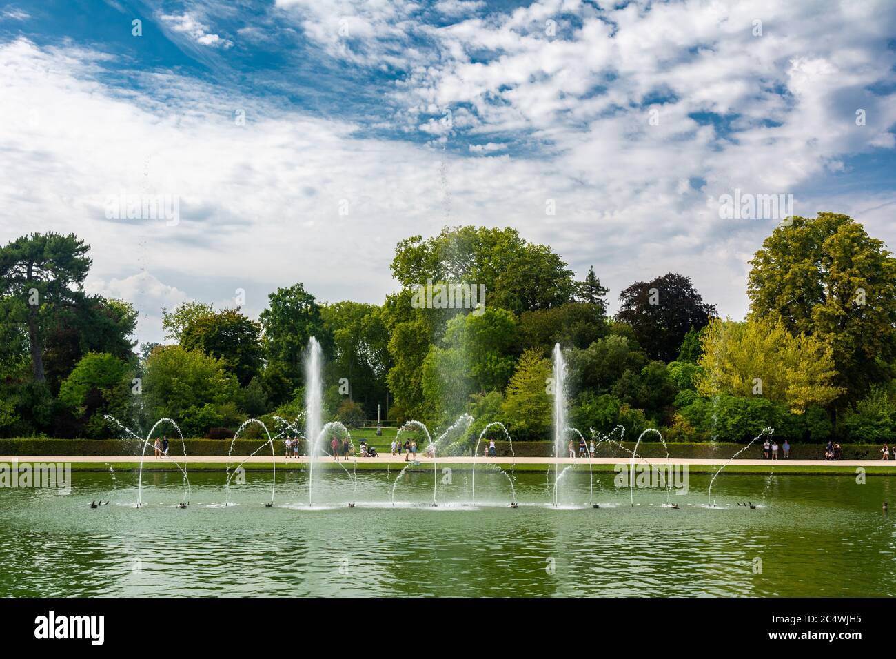 Versailles, Francia - 27 agosto 2019 : persone che guardano l'acqua che danzano alla fontana di specchio nel giardino del palazzo di Versailles Foto Stock
