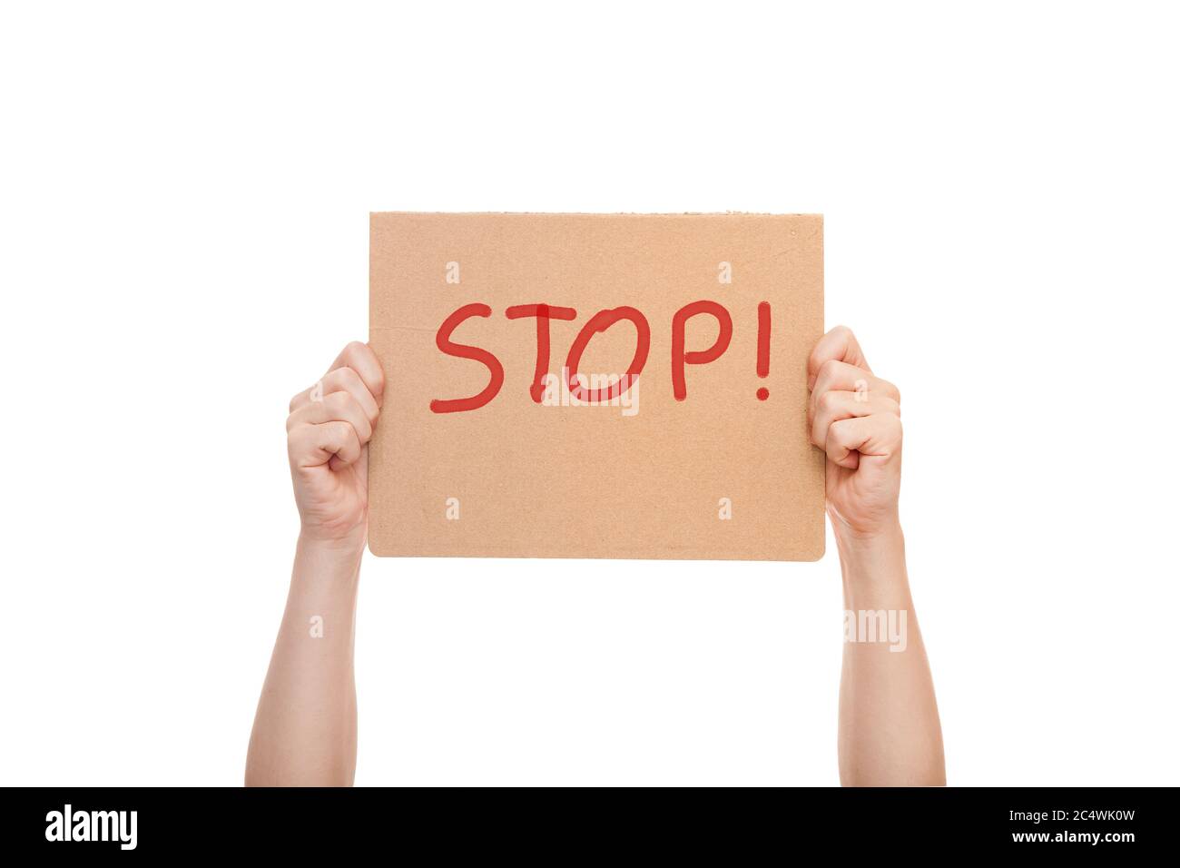 Le mani del dimostratore tengono un poster di protesta con il messaggio Stop, cartone con testo mockup isolato su sfondo bianco. Foto Stock