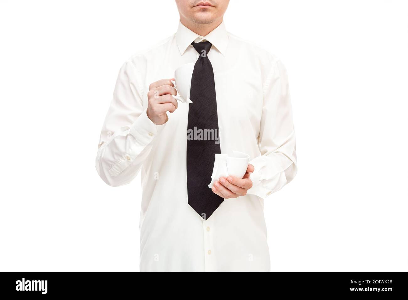 uomo d'affari senza volto in camicia con cravatta tiene calmly la tazza rotta e il simbolo di crollo del caffè della bevanda, mock up concetto di crisi e crash del sistema finanziario Foto Stock