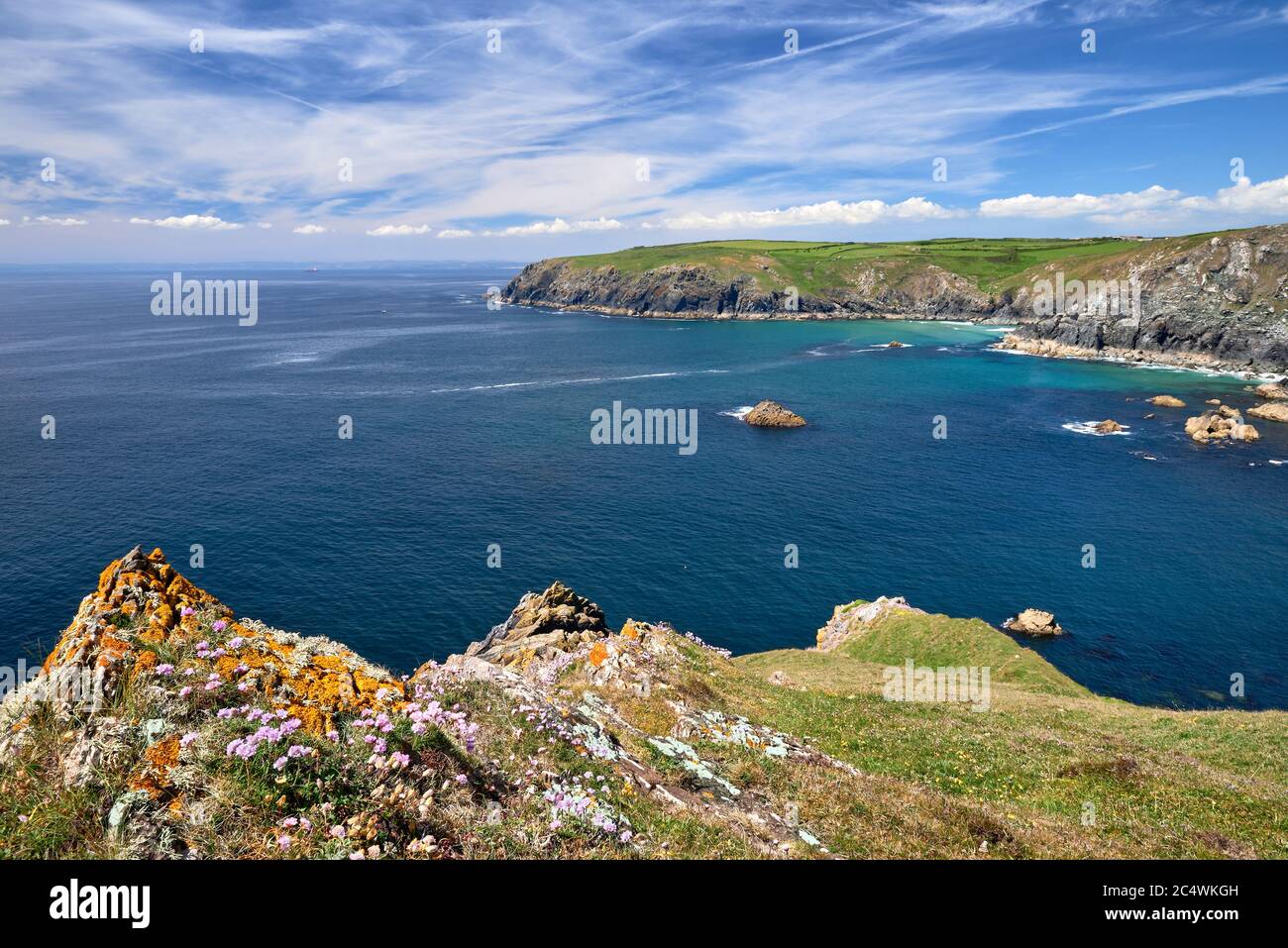 Vista sopraelevata verso Predannack. Dirigiti verso la penisola di Lizard, Cornovaglia. In una giornata di sole all'inizio dell'estate. Foto Stock