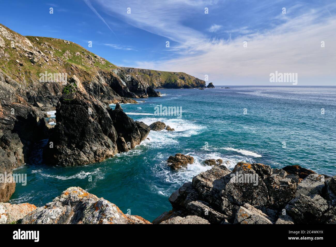 L'aspro paesaggio costiero della penisola di Lizard, Cornovaglia, Regno Unito. Vista da Parc Bean Cove verso Vellan Head. Foto Stock