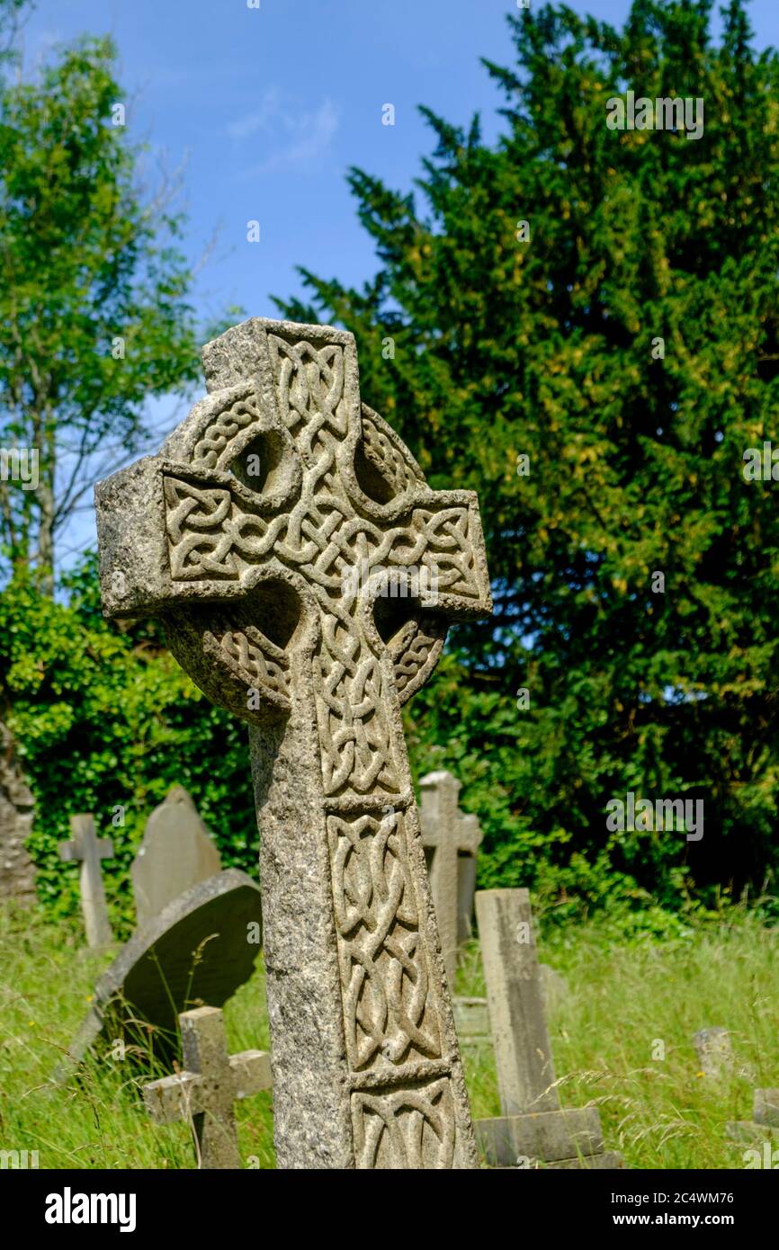 Intorno a Henbury, un sobborgo ricco nel nord di Bristol. Croce celtica nel cortile della chiesa di San Marys. Foto Stock