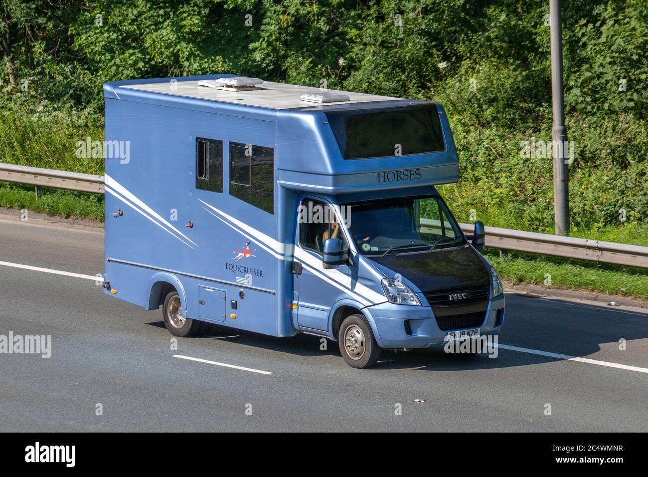 2009 Iveco Daily 50C15 Blue Equiser crine box van; coach built conversione; trasporto di animali in viaggio sull'autostrada M6, Lancashire, UK Foto Stock